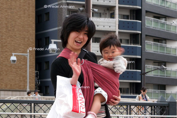 WORLD – Japan – Mother with Child, Nagasaki