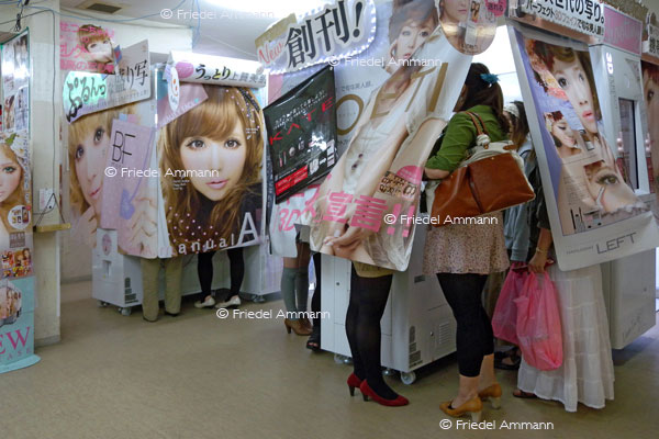 WORLD – Japan – Girlies taking photographs