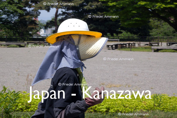 WORLD – Japan – Gardener at Kenrokuen Garden, Kanazawa