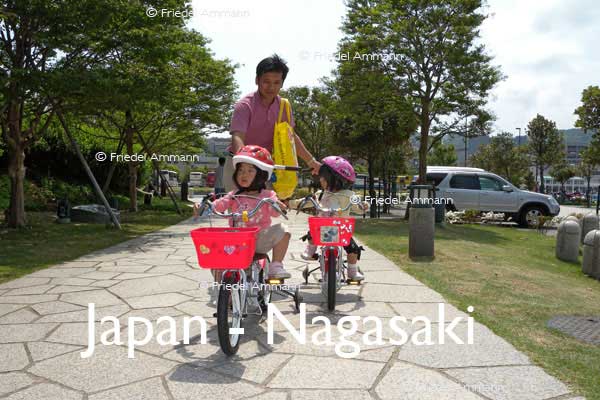 WORLD – Japan – Japanese Twins