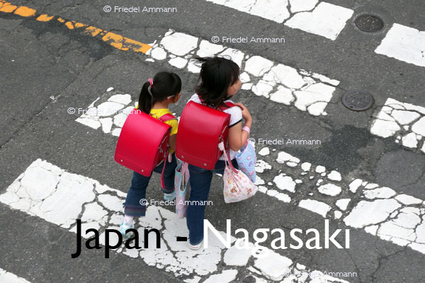 WORLD – Japan - Schoolgirls