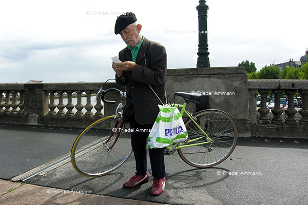 WORLD - France - Jour de fête