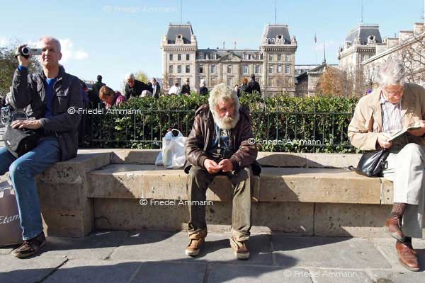 WORLD - France, Paris – Tourists et Clochard