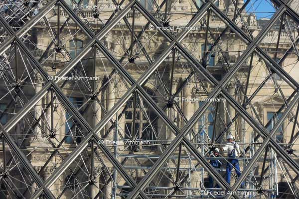 WORLD - France, Paris – Pyramide de Louvre