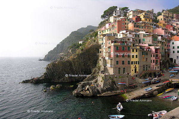 WORLD – Italia, Cinque Terre - Riomaggiore