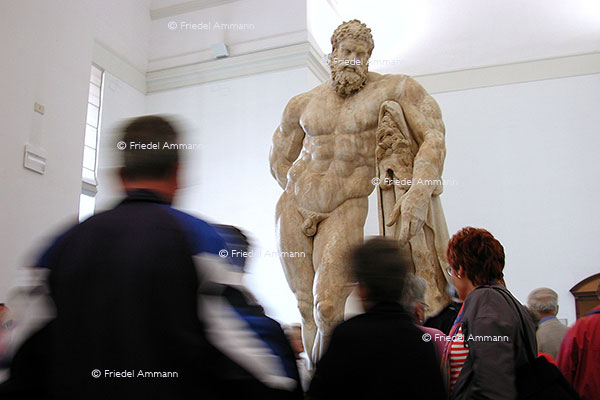 WORLD - Italia, Napoli - Archäologisches Nationalmuseum / Museo Archeologico Nazionale