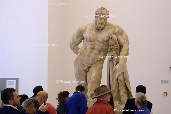 WORLD - Italia, Napoli - Archäologisches Nationalmuseum / Museo Archeologico Nazionale