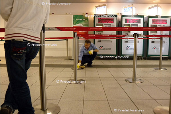 WORLD - Italia, Napoli - Stazione Centrale