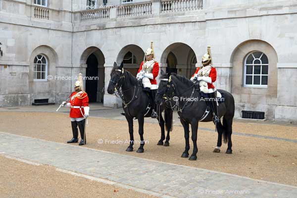 WORLD – London - Queens Guard