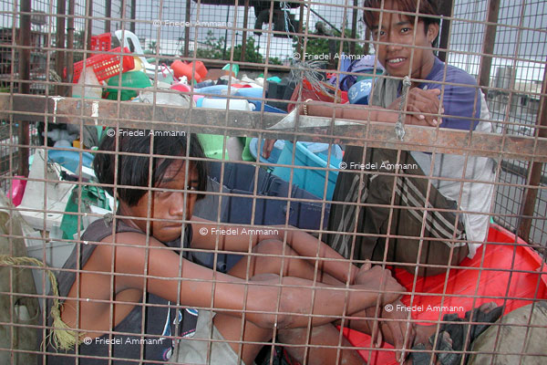 WORLD - Philippinen, Metro Manila - Smokey Mountain - garbage pickers «Scavenger»