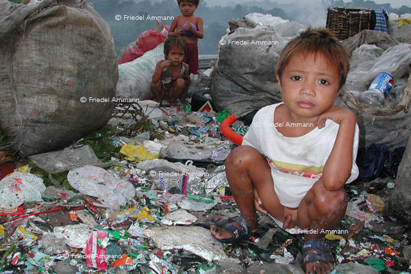 WORLD - Philippinen, Metro Manila - Payatas - garbage pickers «Scavenger»