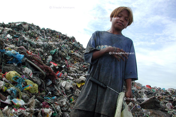 WORLD - Philippinen, Metro Manila - Smokey Mountain - garbage pickers «Scavenger»