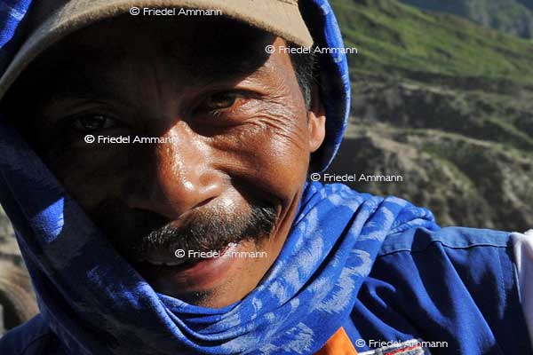 WORLD – Indonesien, Java – guide at Mt. Bromo