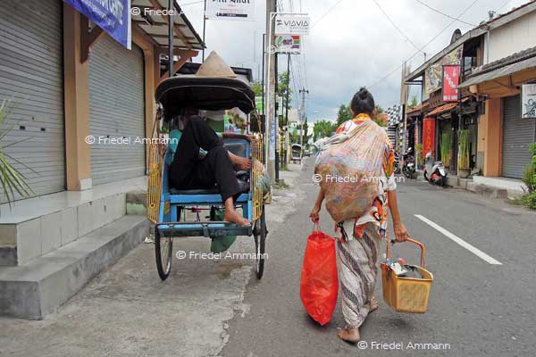WORLD – Indonesien, Java – men and women at work