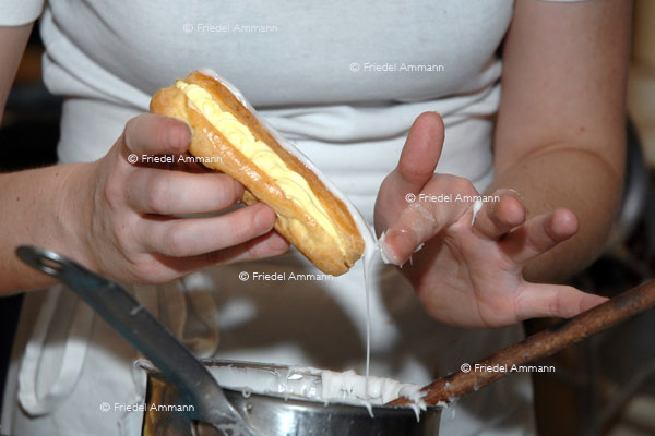 WIRTSCHAFT / ECONOMY - Handwerk / Craft - Bäcker-Konditorin / Confectioner