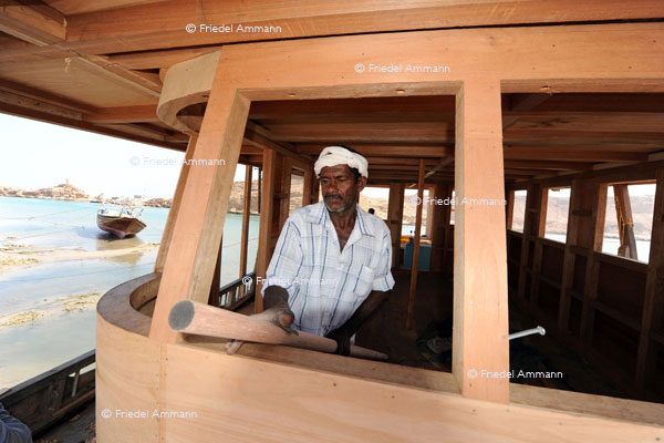 WIRTSCHAFT / ECONOMY - Handwerk / Craft - Traditioneller Schiffsbauer in Sur, Oman / traditional boatbuilding