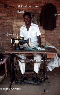 WIRTSCHAFT / ECONOMY - Handwerk / Craft – Schneider / Dressmaker, Lilongwe, Malawi 