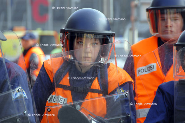 WIRTSCHAFT / ECONOMY - Dienstleistung / Service – Polizei / Police