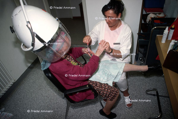 WIRTSCHAFT / ECONOMY - Dienstleistung / Service – Seniorenbetreuerin / Carer for the Elderly