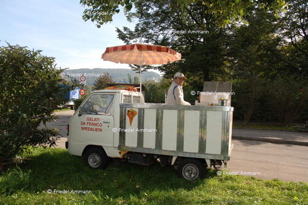 WIRTSCHAFT / ECONOMY - Dienstleistung / Service – Gelati-, Eis-, Glacéverkäufer / Ice Vendor