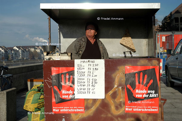 WIRTSCHAFT / ECONOMY - Dienstleistung / Service – Marroni-Verkäuferin / Chestnut Vendor