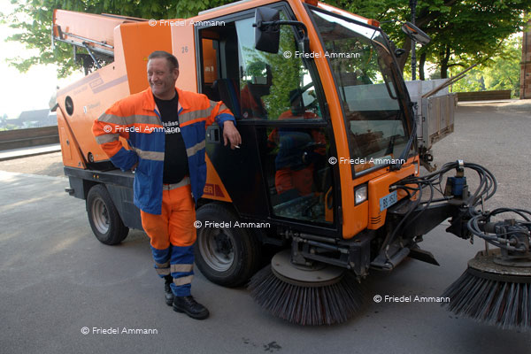 WIRTSCHAFT / ECONOMY - Dienstleistung / Service – Strassenreiniger / Street Cleaner