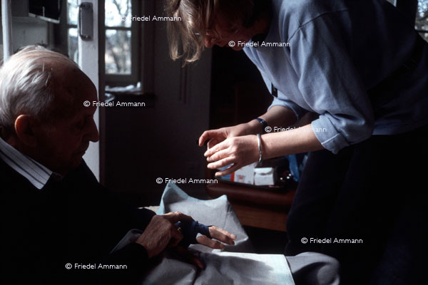WIRTSCHAFT / ECONOMY - Dienstleistung / Service – Pflegefachfrau / Nurse