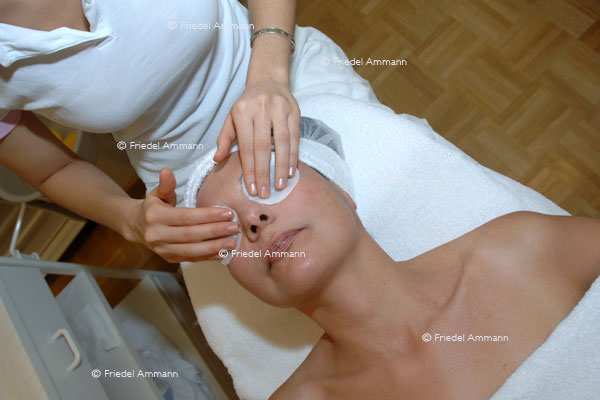 WIRTSCHAFT / ECONOMY - Dienstleistung / Service – Kosmetikerin / Beautician