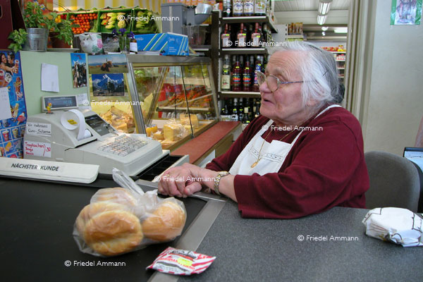 WIRTSCHAFT / ECONOMY - Dienstleistung / Service – Kassiererin / Cashier