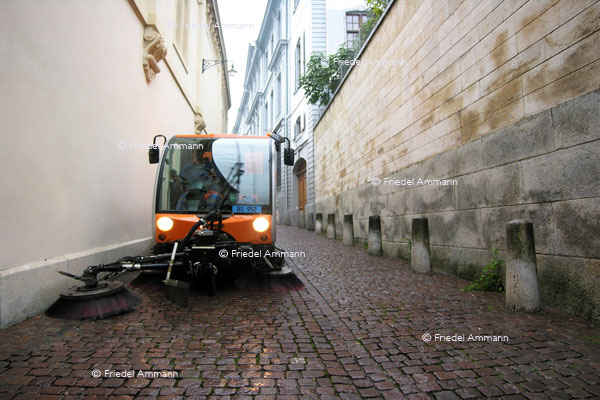 WIRTSCHAFT / ECONOMY - Dienstleistung / Service – Strassenreiniger / Street Cleaning