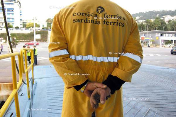 WIRTSCHAFT / ECONOMY - Dienstleistung / Service – Ferry-Angestellter