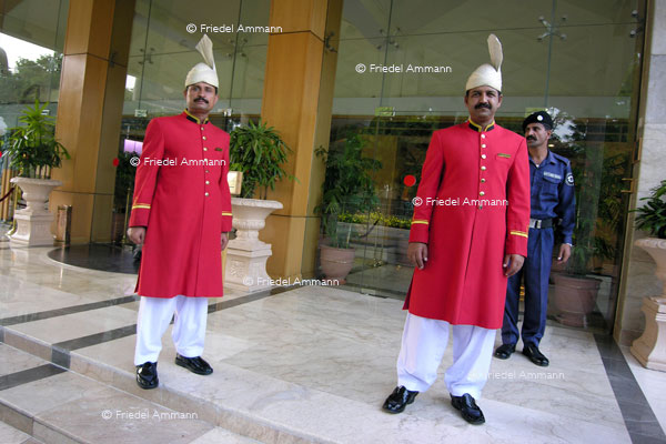 WIRTSCHAFT / ECONOMY - Dienstleistung / Service – Portier, Security, Islamabad