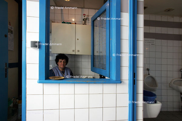 WIRTSCHAFT / ECONOMY - Dienstleistung / Service – WC-Reinigungsfrau / Charlady