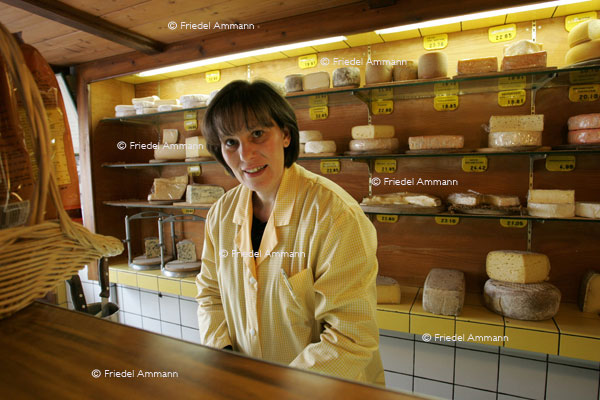WIRTSCHAFT / ECONOMY - Dienstleistung / Service – Käseverkäuferin / Cheese Merchant, France