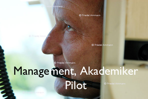  WIRTSCHAFT / ECONOMY - Management / Akademiker - Pilot 
