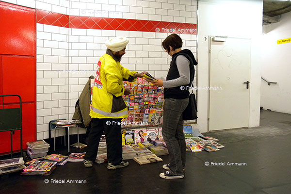 WIRTSCHAFT / ECONOMY - Business – Zeitungsverkäufer / Newspaper Man