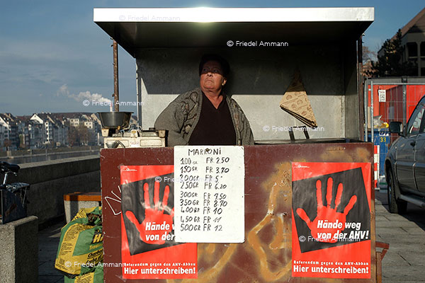 WIRTSCHAFT / ECONOMY - Business - Kleinunternehmen - Maronniverkäuferin / Chestnut Vendor - Basel
