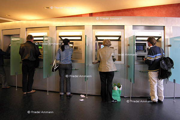 WIRTSCHAFT / ECONOMY – Geld / Finance – Bancomaten / Cash Dispenser