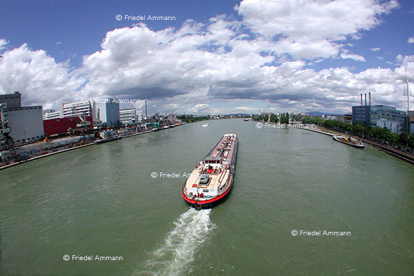 WIRTSCHAFT / ECONOMY - Globalisierung / Globalization – Rheinschifffahrt / Navigation, Basel-Rotterdam