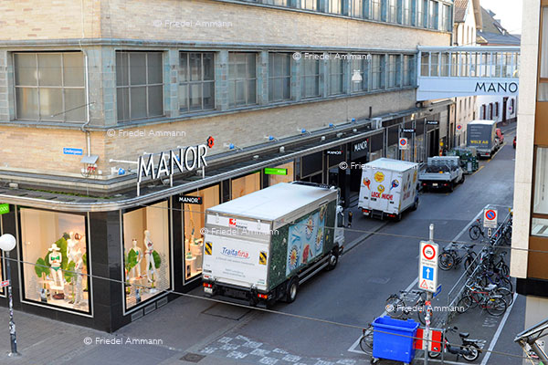 WIRTSCHAFT / ECONOMY - Konsum / Consumption - MANOR Basel, «Rheinbrücke»