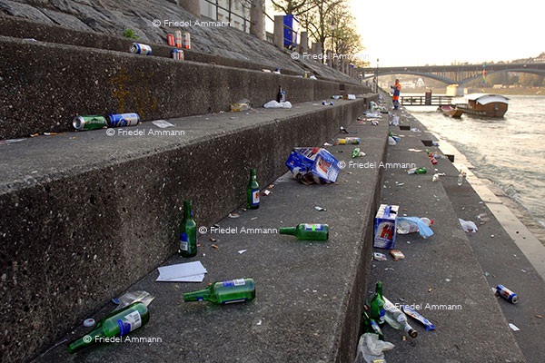 WIRTSCHAFT / ECONOMY - Konsum / Consumption - Kleinbasler Rheinufer / Riverside Littering