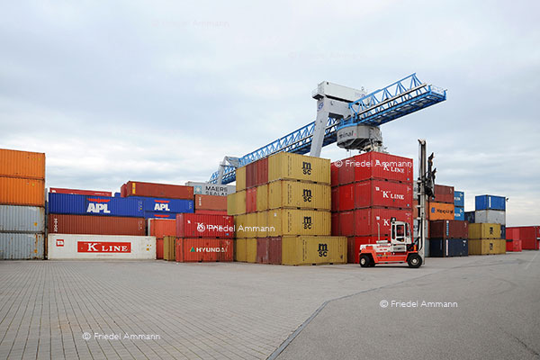 WIRTSCHAFT / ECONOMY - Handel / Trade – Rheinhafen / Port Birsfelden, Basel
