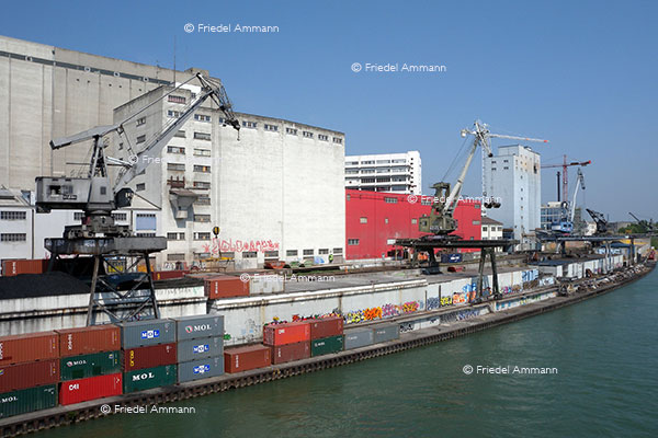WIRTSCHAFT / ECONOMY - Handel / Trade - Rheinhafen / Port St Johann, Basel