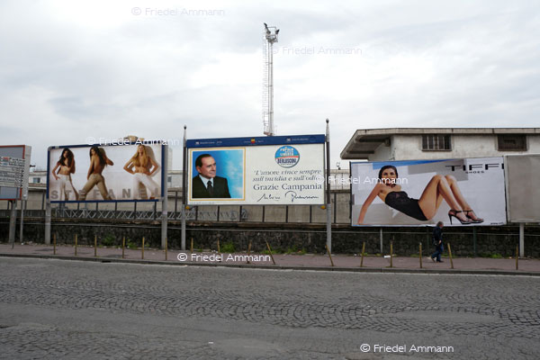 WIRTSCHAFT / ECONOMY – Werbung / Advertisement - Napoli, Italia