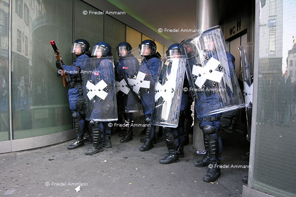WIRTSCHAFT / ECONOMY - Gesellschaft / Society - Demonstrationen, Polizeieinsatz / Law and Order