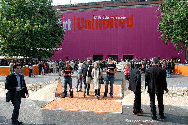 WIRTSCHAFT / ECONOMY - Gesellschaft / Society - ART Unlimited Vernissage, Basel