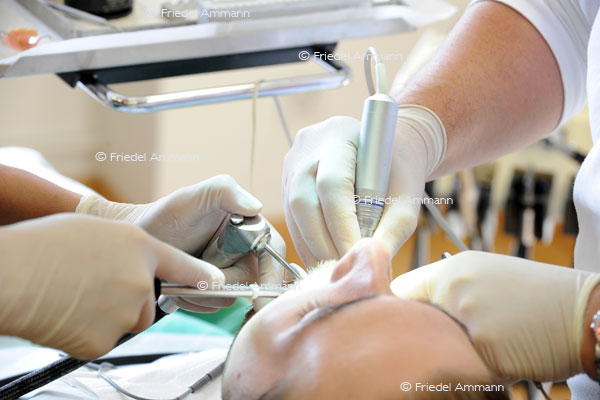 WIRTSCHAFT / ECONOMY - Schulmedizin / Medical Science – Zahnarzt / Dentist