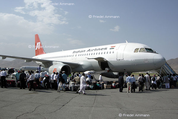WIRTSCHAFT / ECONOMY - Mobilität / Mobility - Luftfahrt / Airtravel - Security Check - International Airport Kabul, Afghanistan