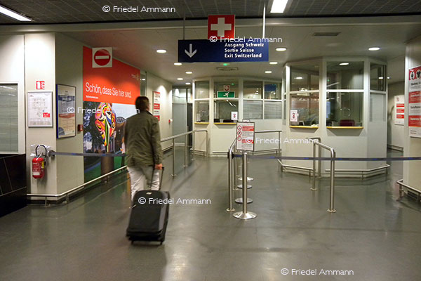 WIRTSCHAFT / ECONOMY - Mobilität / Mobility - Luftfahrt / Airtravel - Passport Control, Basel