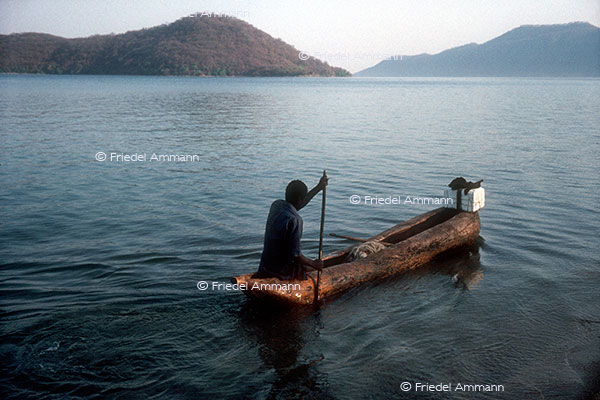 WIRTSCHAFT / ECONOMY - Mobilität / Mobility - Schifffahrt / Shipping - Einbaum / Dugout Canoe, Lake Malawi